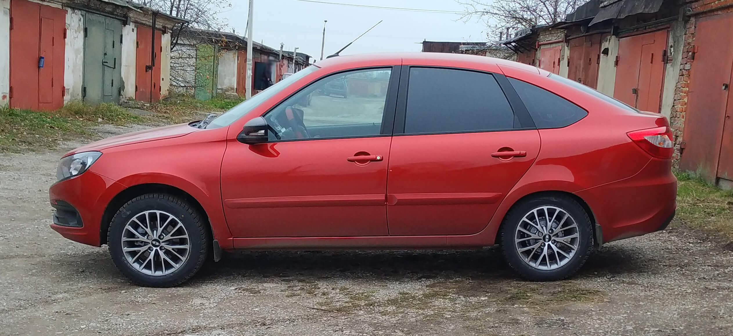 Бензин и диски Khomen Wheels для Lada Granta